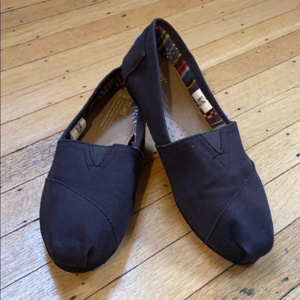 TOMS all black women’s size 9.5 slip on.
